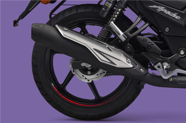 Fatter 120-section Remora rear tyre on the 2022 TVS Apache RTR 160.